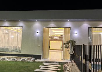 شاليه بجلسة خارجية على مسطح اخضر