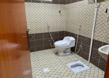 غرفه مع حمام ومطبخ زاويه