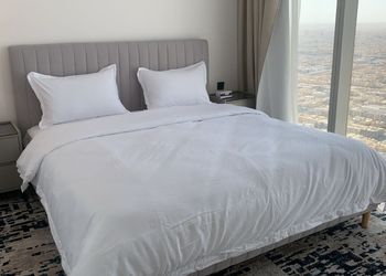 شقة بغرفتين وصالة مطلة ببرج