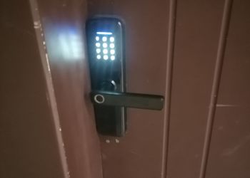 استديو بأثاث مريح وبسيط 