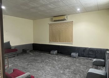 مزرعة بمسطحات خضراء وأجواء ممتعة