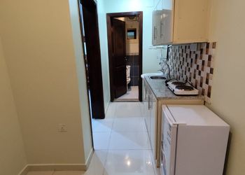 استديو بأثاث مريح وبسيط