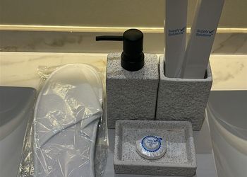 استديو انيق بسرير ماستر وجلسة جانبية 