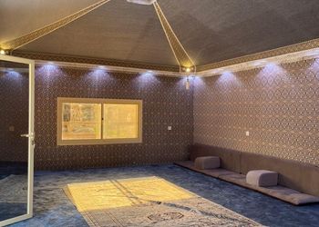 مخيم بإطلالة على الجبل