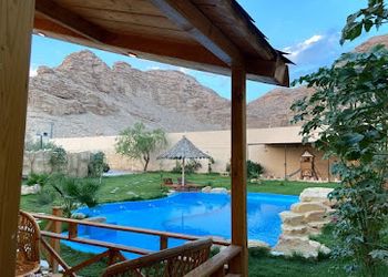 استراحة بألعاب أطفال ومسبح