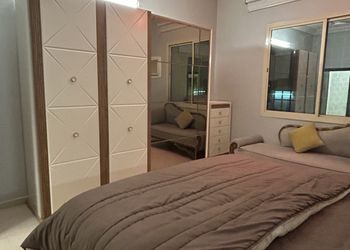 استراحة بصالة وملعب كرة قدم