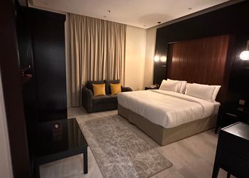 استديو بسرير ماستر وأثاث مريح 