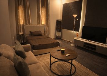 استديو بسرير مفرد وأثاث مريح 