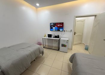 استديو بأثاث مريح وبسيط 