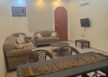 استراحة بمجالس واسعة وفناء خارجي