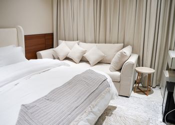 استديو بأثاث مريح وبسيط 