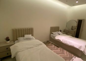 شقة بصالة مريحة وثلاث غرف نوم 
