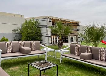 شاليه بجلسة خارجية ومسبح داخلي