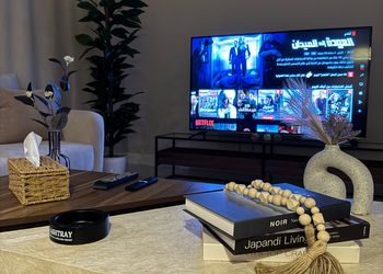 شقة بصالة أنيقة ودخول ذاتي