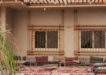 استراحه بمسبح خارجي واطلاله على الجبل