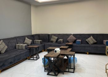 شاليه بجلسة تطل على مسبح خارجي 