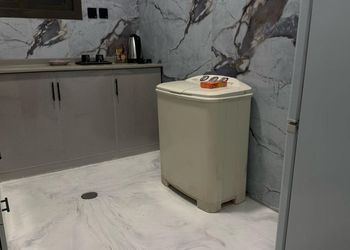 استديو بأثاث مريح وبسيط 