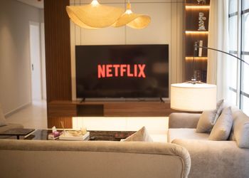 شقة بغرفتين نوم وسينما وبلياردو 