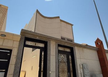 شقة بصالة وثلاث غرف نوم