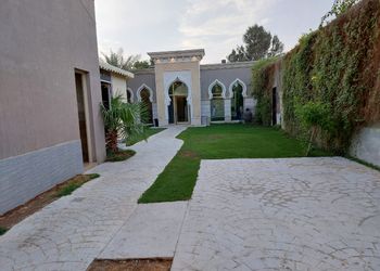 شاليه بمسطح اخضر ومسبح 