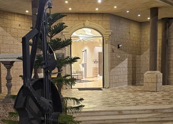 شاليه بمسطح اخضر وجلسة 