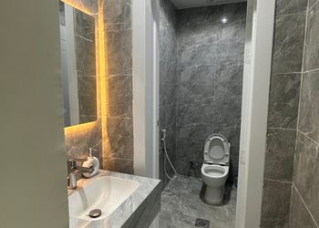 شاليه بجلسة مطلة على مسبح 