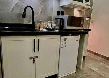 استديو بأثاث مريح وبسيط
