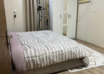 شقة بغرفة معيشة وغرفتين نوم 