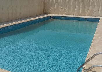 اسطبل بجلسات ومسطح اخضر