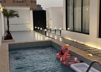 شاليه بمجلس أنيق ومسبح 