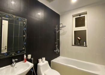 شقة بصالة جلوس وثلاث غرف نوم