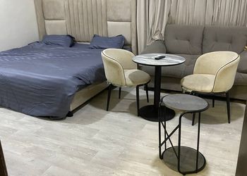 استديو بأثاث مريح وبسيط 