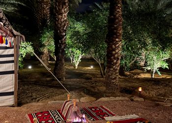 شاليه بمجلس وفناء خارجي