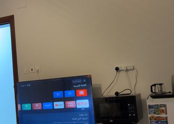 أستديو بجلسة جانبية وسرير