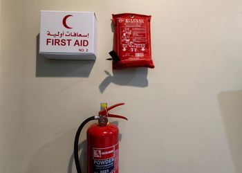 غرفة بسرير ماستر