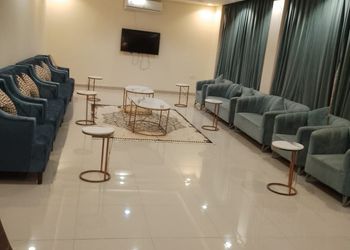شاليه بصالة مطلة على المسبح 