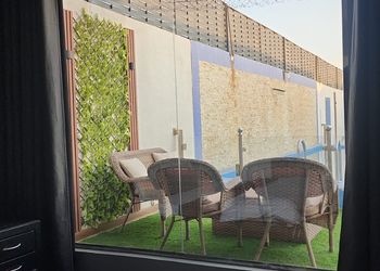 شاليه بمسطح اخضر وجلسة خارجية 