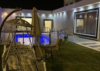 شاليه بمسطح اخضر ومسبح 