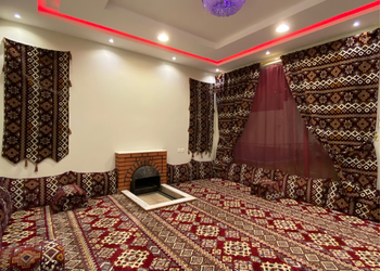 شاليه بجلسة على مسطح اخضر 