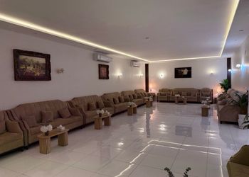شاليه بمسطح اخضر وجلسة خارجية 
