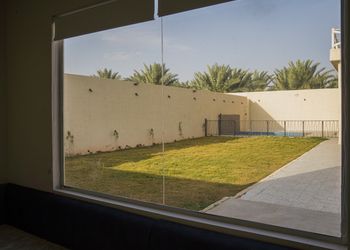شاليه بمسطح اخضر وجلسة خارجية 