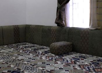 شاليه بمسطح اخضر وجلسة خارجية 