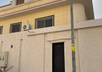استديو بسرير مريح وأثاث بسيط