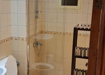 شقة بصالة مريحة وغرفة نوم 