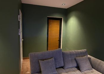 استديو بأثاث مريح وبسيط 