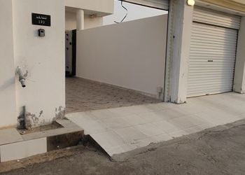 استديو بفناء خارجي ومدخل سيارة 
