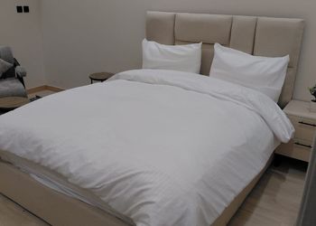استديو بسرير ماستر وجلسة مريحة 