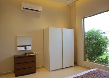 شاليه بجلسة خارجية مطلة على المسبح 