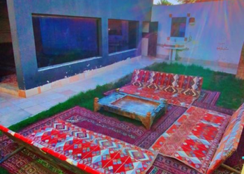 استراحة بمجالس ومسطح اخضر