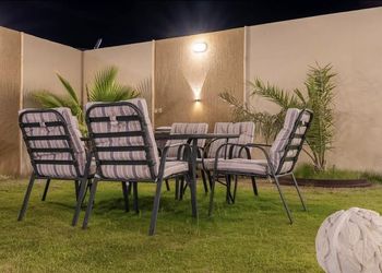 شاليه بمسطح اخضر وجلسة خارجية 